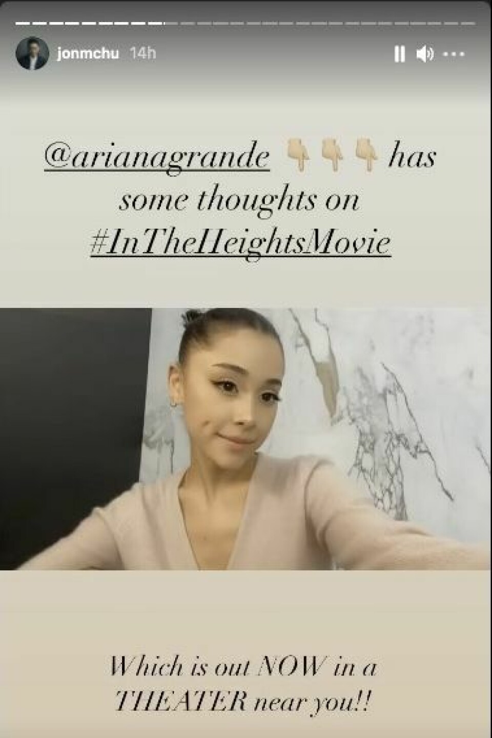 En ovanlig syn! Ariana Grande utan löshår i tofsen. En ovanlig syn! Ariana Grande utan löshår i tofsen.