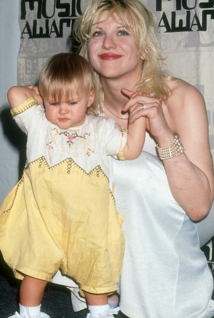 Lilla Frances Bean Cobain med mamma Courtney Love år 1993. Lilla Frances Bean Cobain med mamma Courtney Love år 1993.