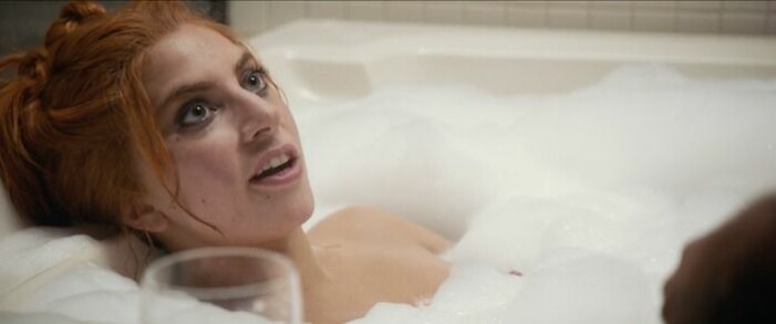 Ally (Lady Gaga) i A Star Is Born, här ifrån scenen i badkaret där paret bråkar med varandra