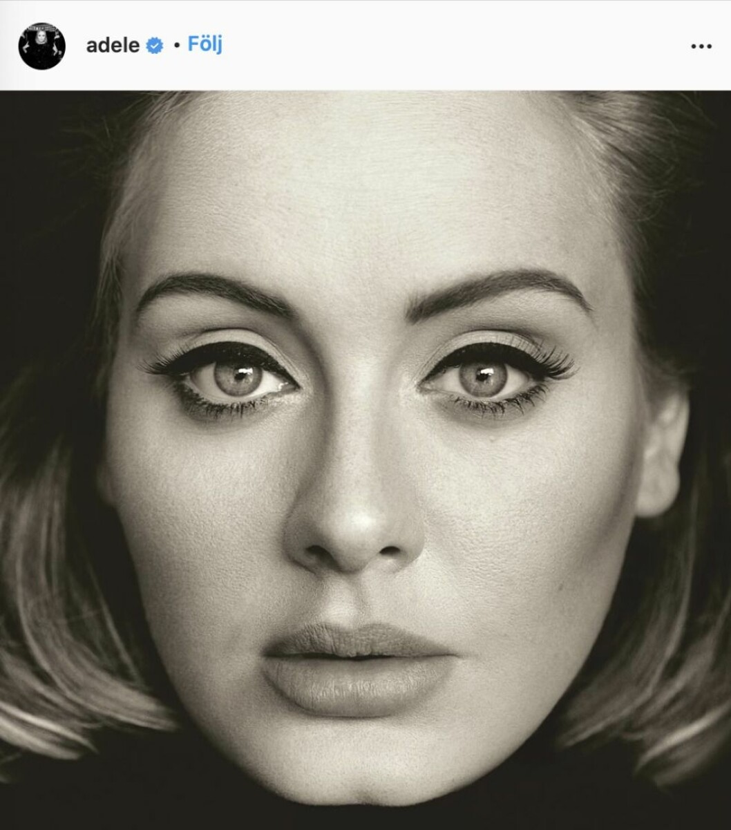 Adele selfie svartvit