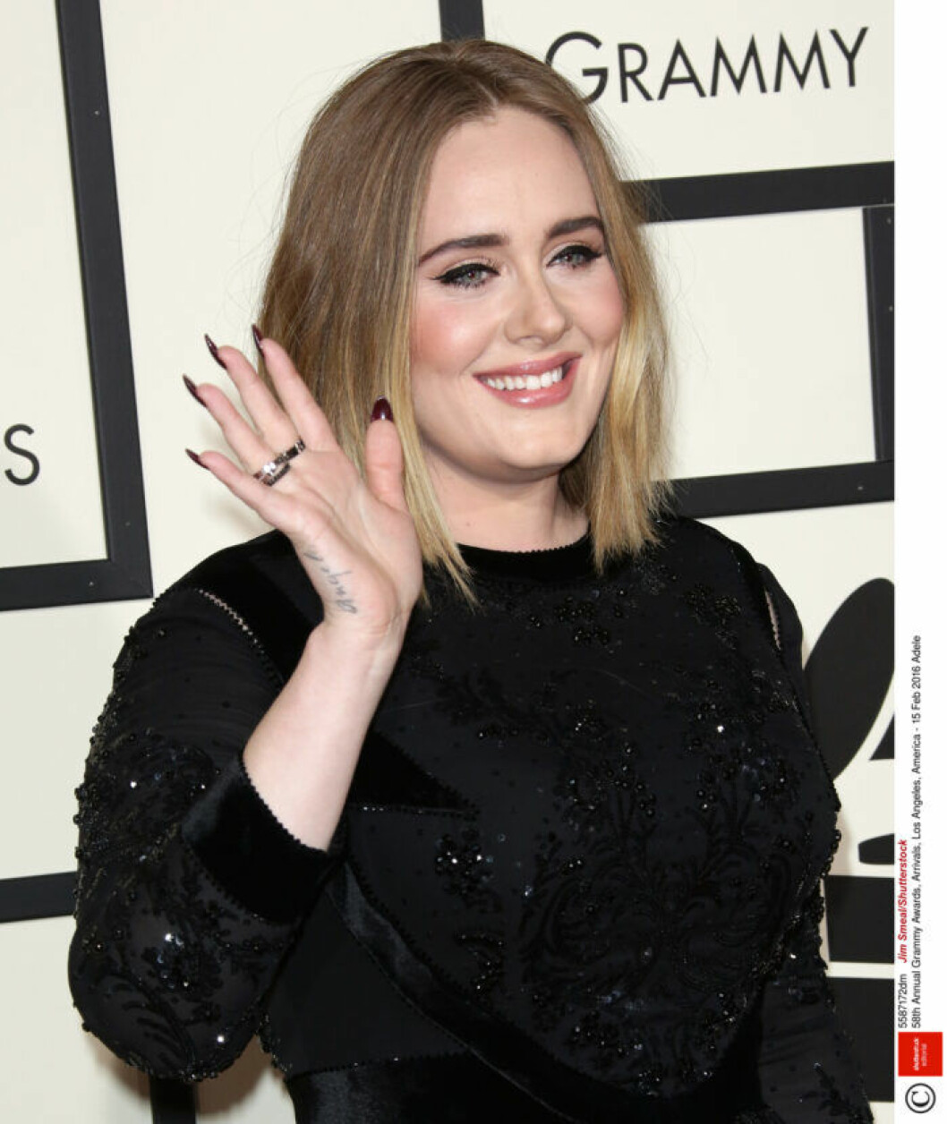 Adele har tatuerat in namnet på sin son – Angelo. Adele har tatuerat in namnet på sin son
