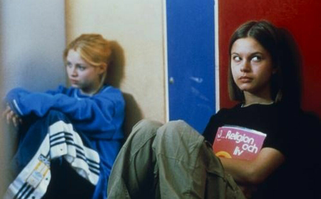 Adidas-byxor med knappar på sidan – en tidstypisk detalj i Fucking Åmål. Adidas-byxor med knappar på sidan – en tidstypisk detalj i Fucking Åmål.