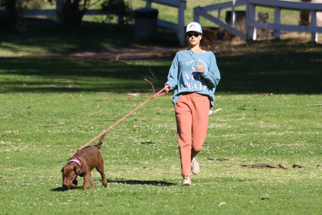 Alessandra Ambrosio med hunden Cinnamon