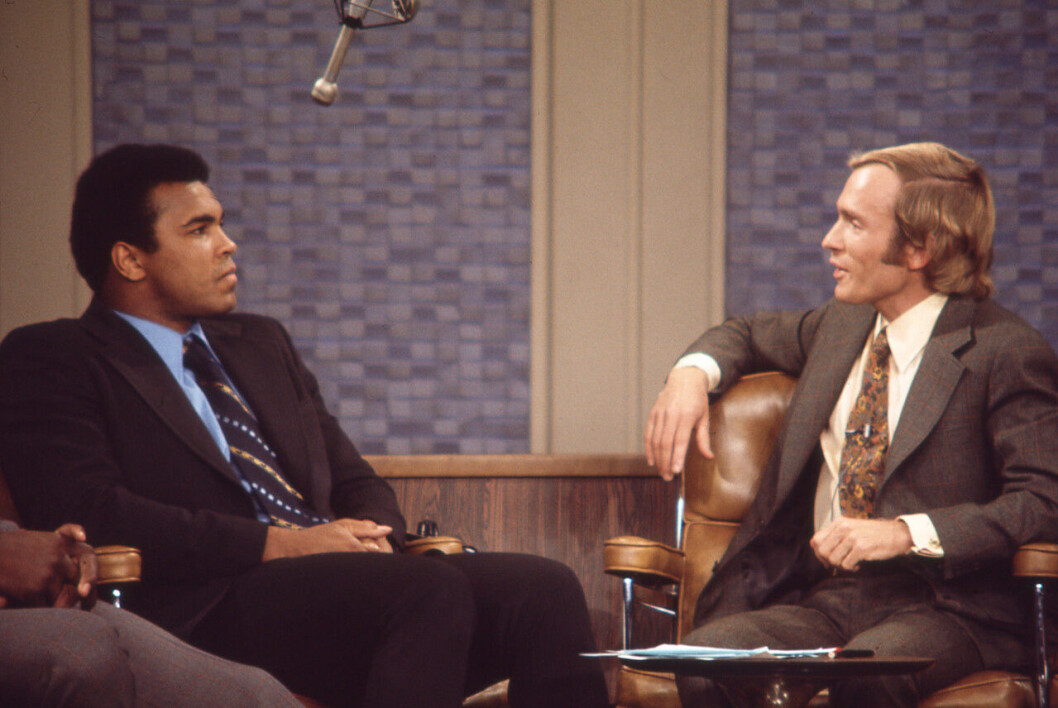 Boxaren Muhammed Ali tillsammans med programledaren Dick Cavett. En bild på boxaren Muhammed Ali och programledaren Dick Cavett.