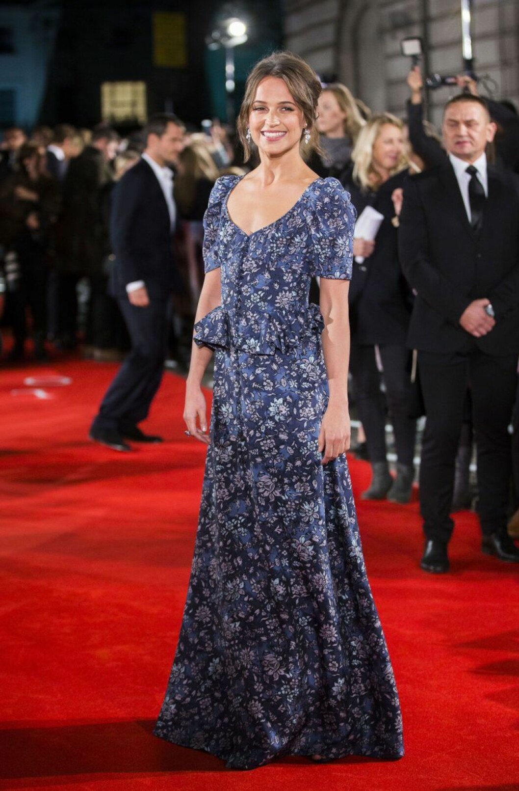 På premiären av <em>The Light Between Oceans</em> valde Alicia Vikander en blommig långklänning från Louis Vuitton. Alicia Vikander i vacker blåblommig längklänning