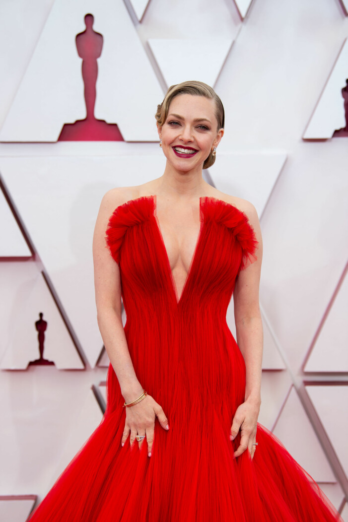 Amanda Seyfield i plommonröda läppar