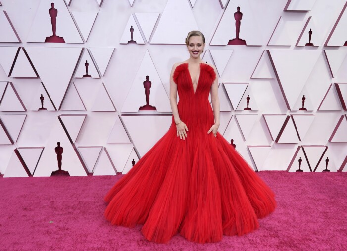 Amanda Seyfried på röda mattan på Oscarsgalans
