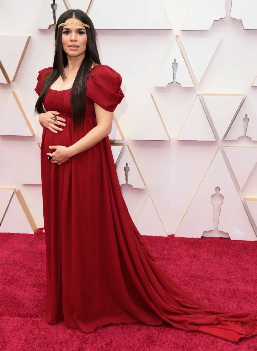 America Ferrera är gravid i röd klänning på röda mattan