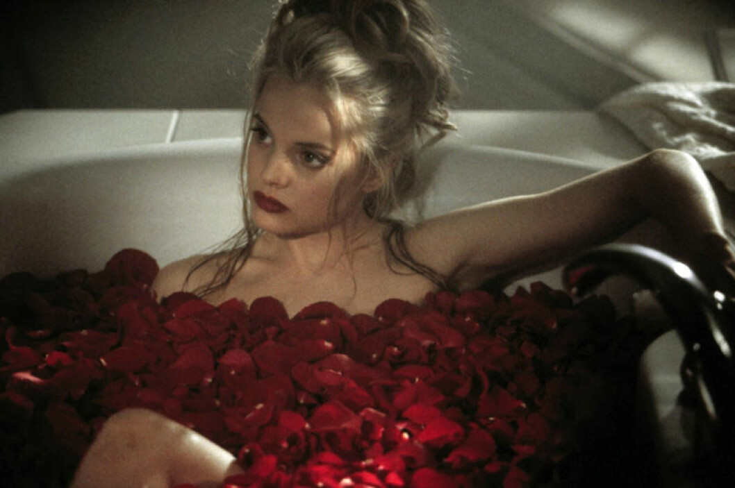 Mena Suvari i <em>American Beauty</em>. Foto: TT Mena Suvari bland rosenblad i American Beauty.