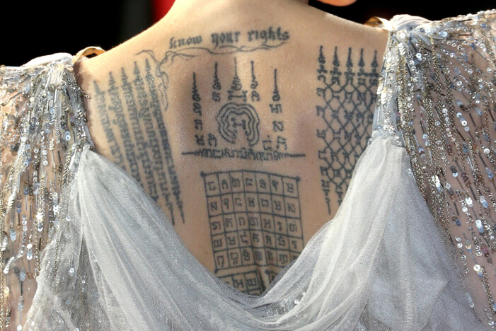 Angelinas ryggtavla fylld av tatueringar