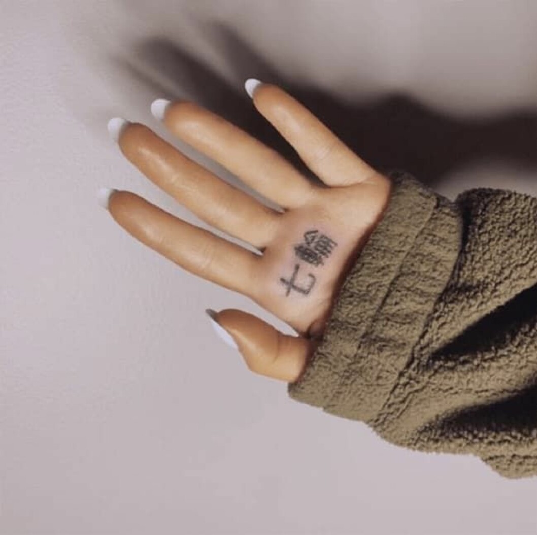 Ariana Grandes felstavade tatuering togs snabbt bort från sociala medier.