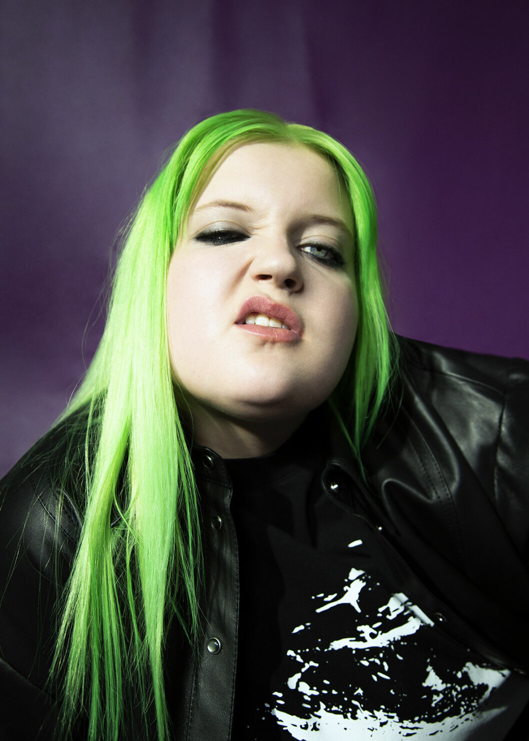 Alma pratar ofta om representation och ser till att inkludera olika typer av människor i allt hon gör. Foto: Aischa Fingerhuth-Langley Finska artisten Alma