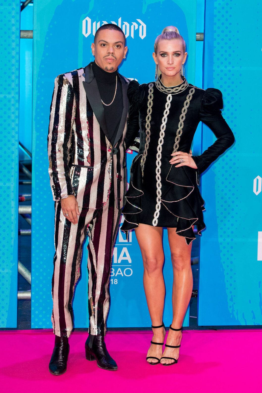 Ashlee Simpson och maken Evan Ross glittrade ikapp med gulddetaljer på MTV Europe Music Awards 2018. Foto: IBL Ashlee Simpson med maken Eva Ross på MTV EMA 2018.