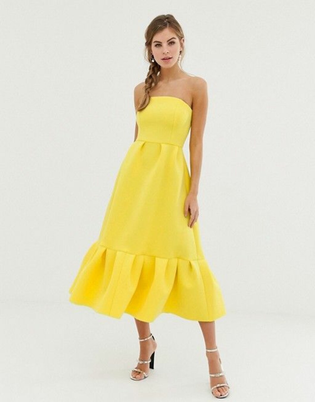 En bild på en gul midiklänning med rynkad fåll från Asos.