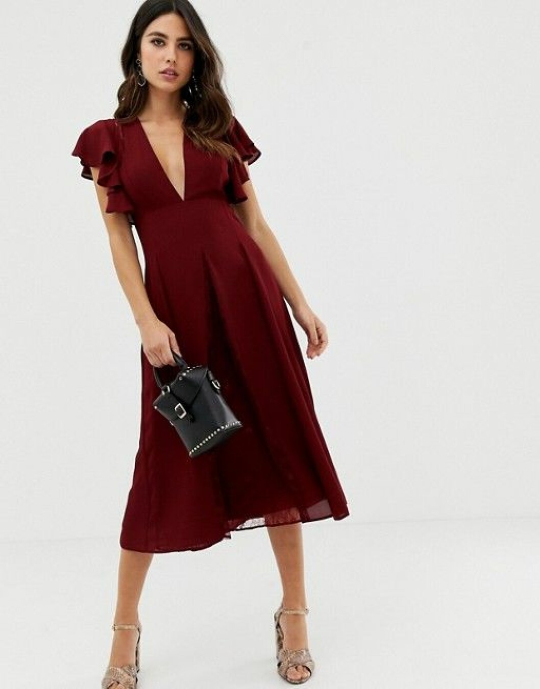 En bild på en mörkröd midiklänning med klockad kjol från Asos.