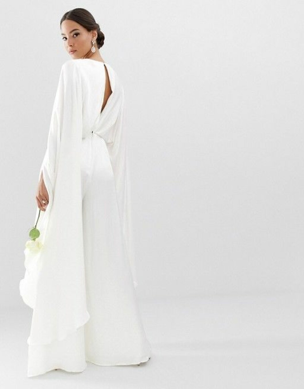 En bild på en jumpsuit i satin med vid cape-ärm från Asos.
