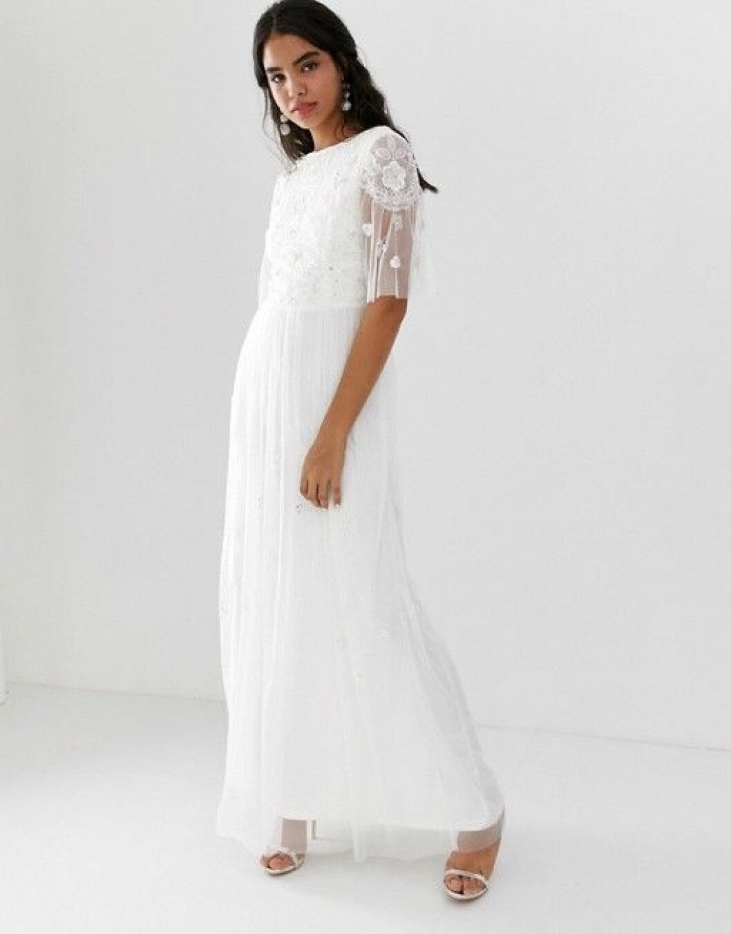 En bild på en maxiklänning med skira ärmar och blomdetaljerm från Asos.