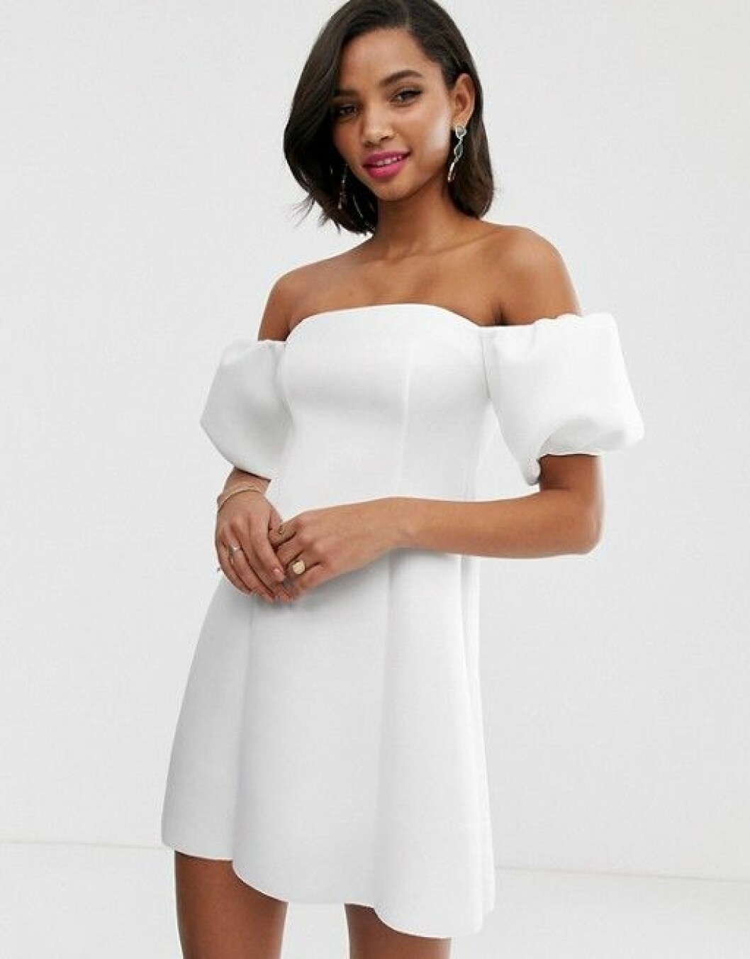 En bild på en vit klänning i scubatyg med puffärm från Asos.