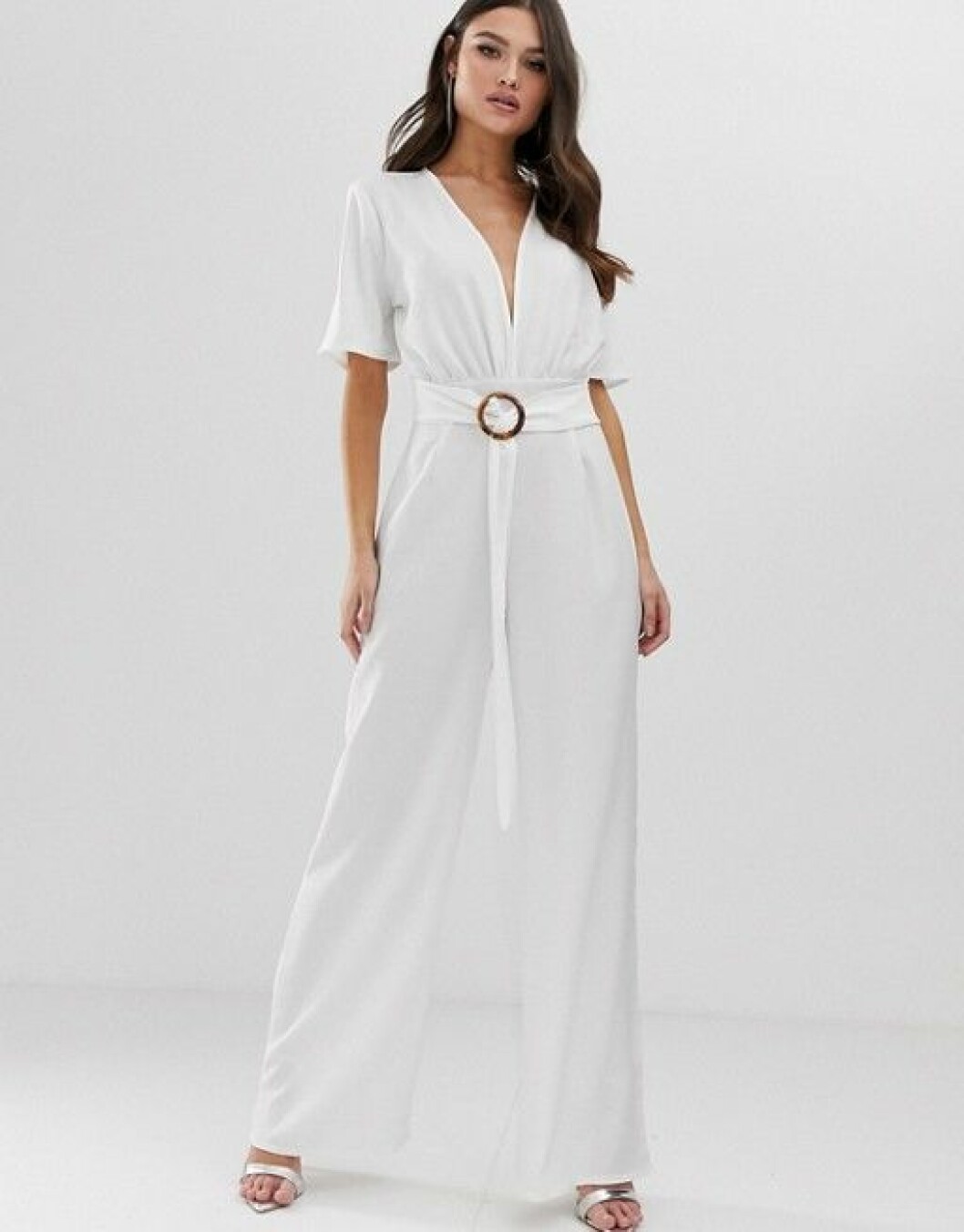 En bild på en jumpsuit med djup urringning och bältesspänne från Boohoo.