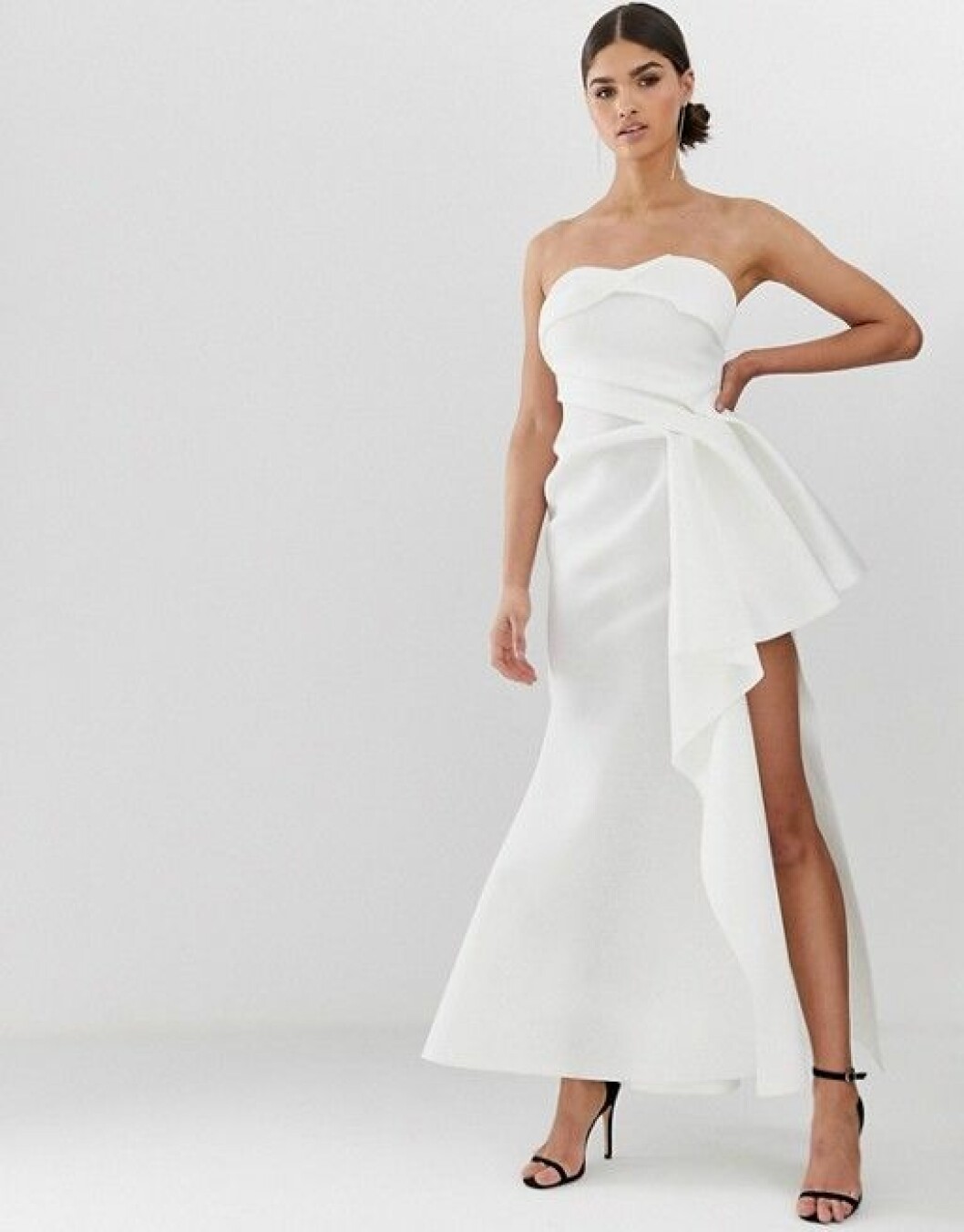 En bild på en maxiklänning Maxiklänning med bandeau-ringning och hög slits från Asos.