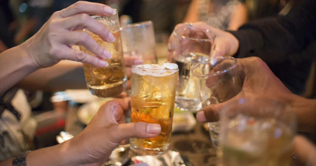 Berätta för omgivningen att du tänker tacka nej till alkohol ett tag, så gör du det lättare för dig själv, och är dessutom ett gott föredöme. Så avstår du alkohol - tips