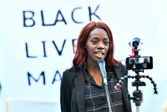 Aysha Jones talar under BLM Swedens demonstration 2020.