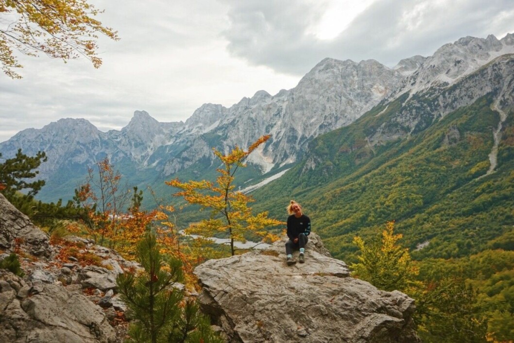 Emma har rest själv många gånger, en av dem var en 12 månader lång backpackingresa i Asien. En annan resa gick i Balkan. (Plats: Albanien, mellan Theth och Valbonë) Emma Spires har rest själv flera gånger.
