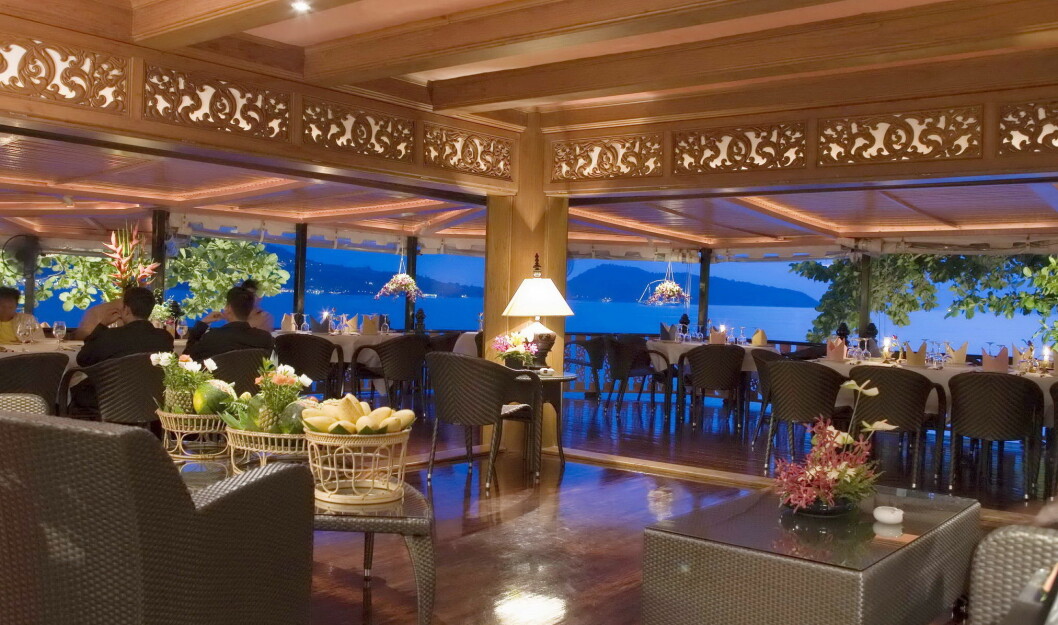 Baan Rim Pa i Phuket sägs vara en av Phukets bästa restauranger. baa rim pa phuket restaurang