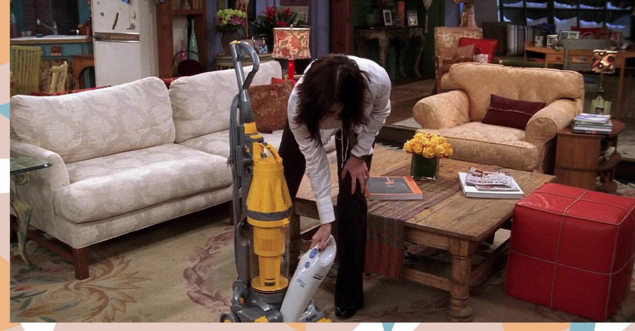 Monica i Friends älskar att städa. Här gör hon rent sin dammsugare.