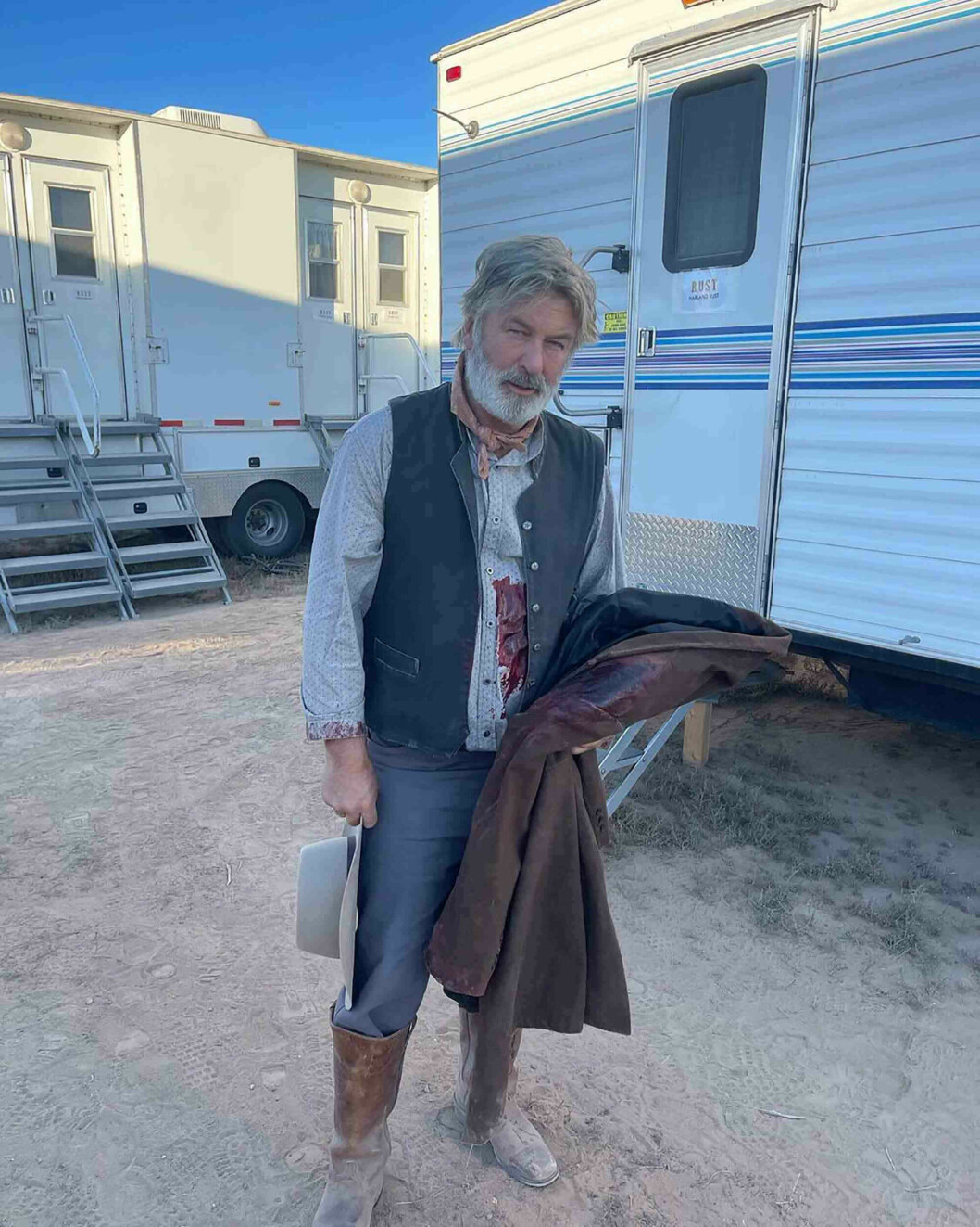 Alec Baldwin postade själv en bild på Instagram som nu har plockats ned. Bilden visade hans klädsel inför rollen i <span class=" italic" data-lab-italic_desktop="italic">Rust</span>. alec baldwin i rust