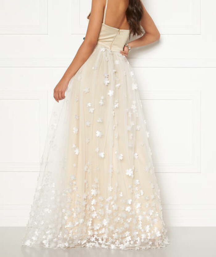 Långklänning med 3D-blommor från Bubbleroom.