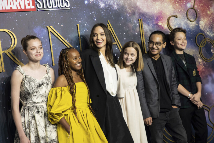 Shiloh, Zahara, Vivienne, Maddox och Knox gör mamma Angelina Jolie sällskap under premiären av filmen <span class=" italic" data-lab-italic_desktop="italic">Eternals</span>. angelina jolie med barnen på röda mattan