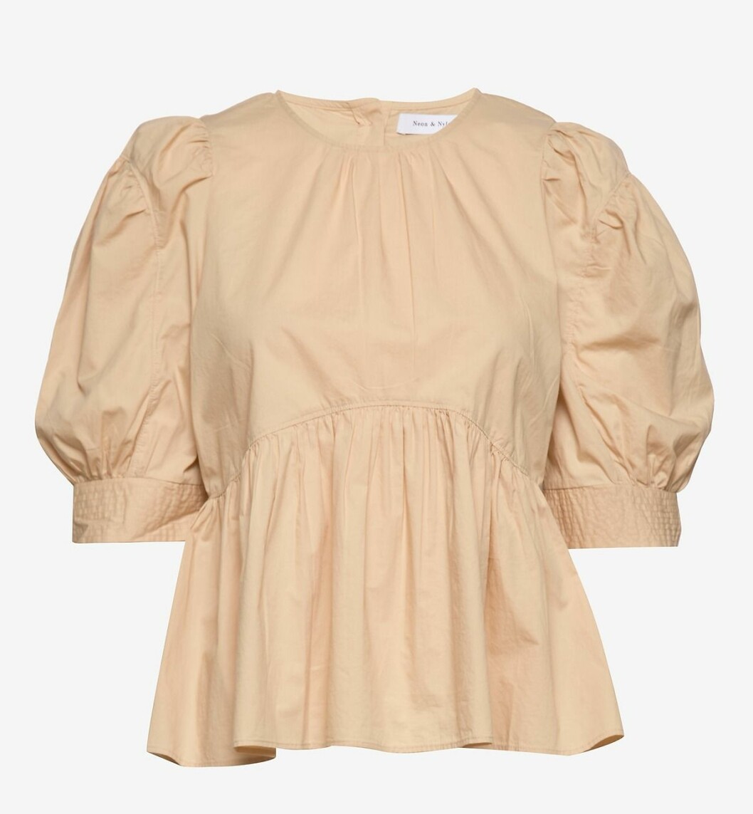 Beige blus med puffärm till sommaren 2020