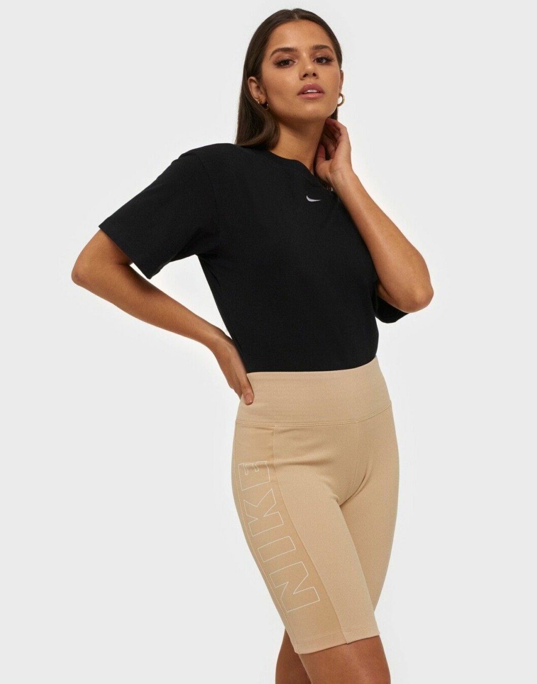 Beige cykelbyxor med logga från Nike