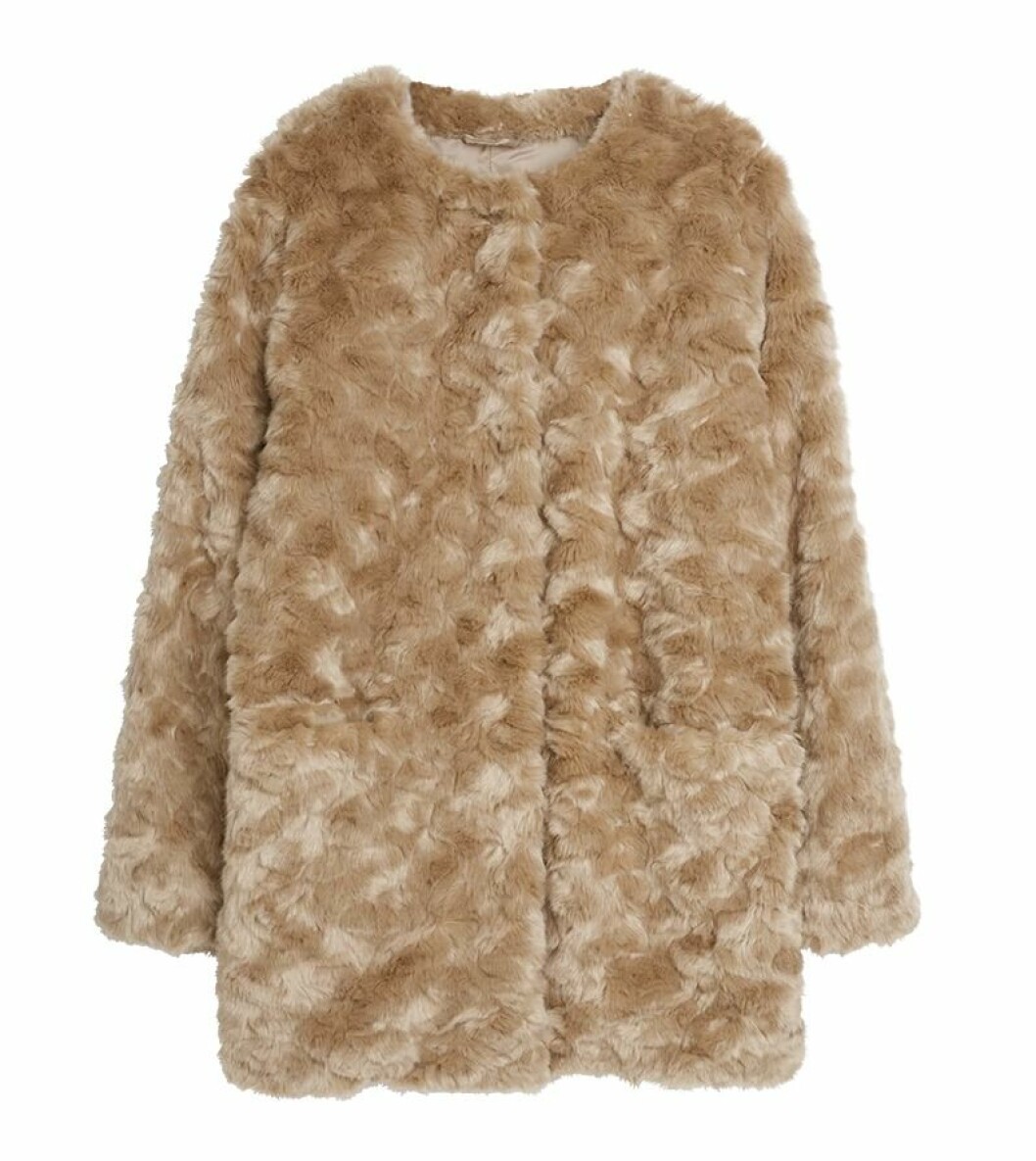 Beige fuskpäls till hösten 2018.