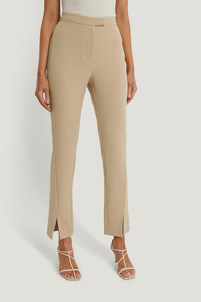 Beige kostymbyxor med slits från Na-kd