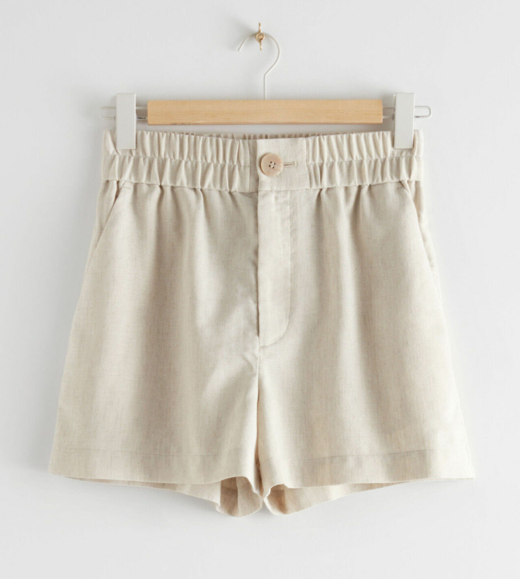 Beige linneshorts med resår i midjan till 2020