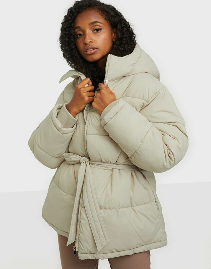 Beige pufferjacka från NLY Trend