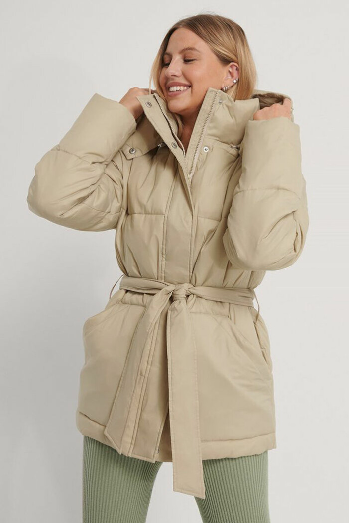 Beige pufferjacka med skärp från NA-KD