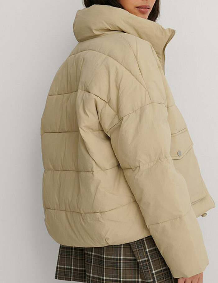 beige puffjacka