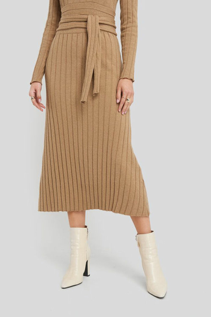 Beige ribbstickad kjol från Na-kd