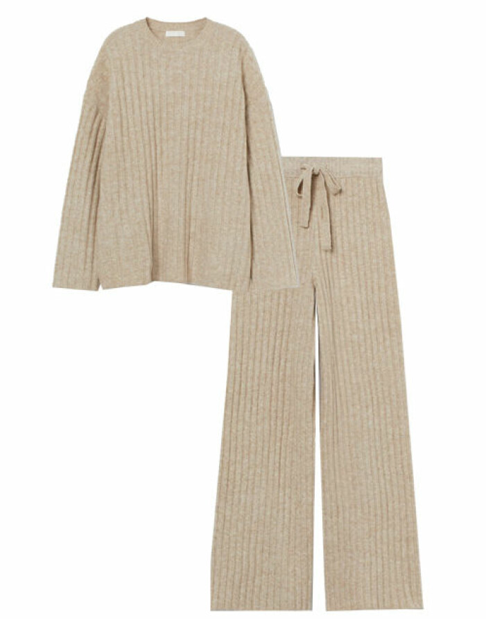 beige set stickat dam