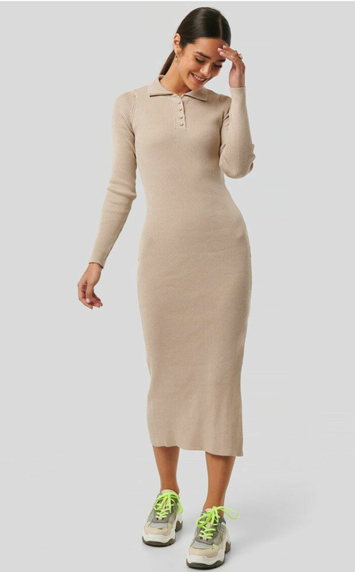 beige-stickad-klanning-nlytrend