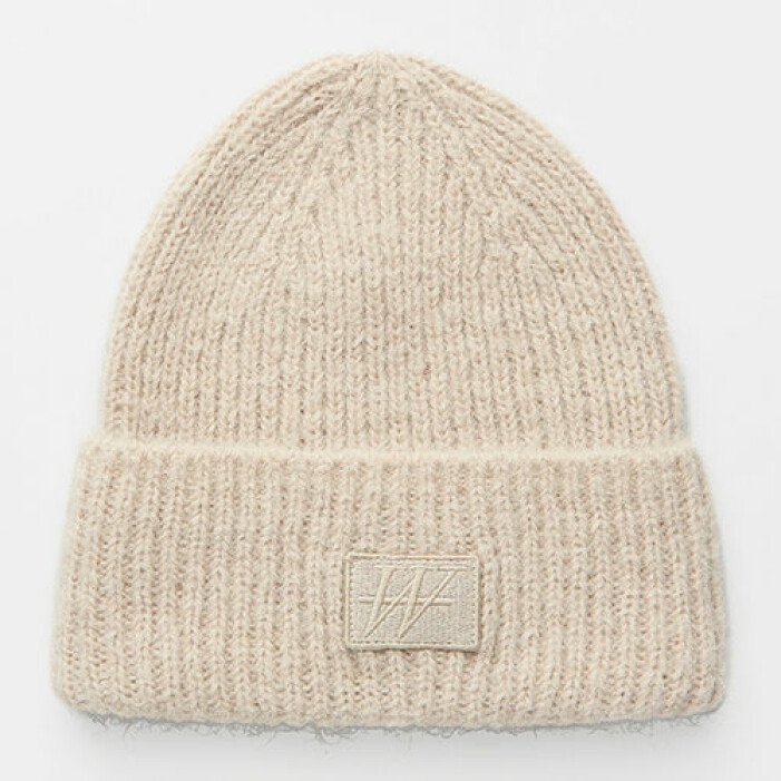 Beige stickad mössa från Carin Wester