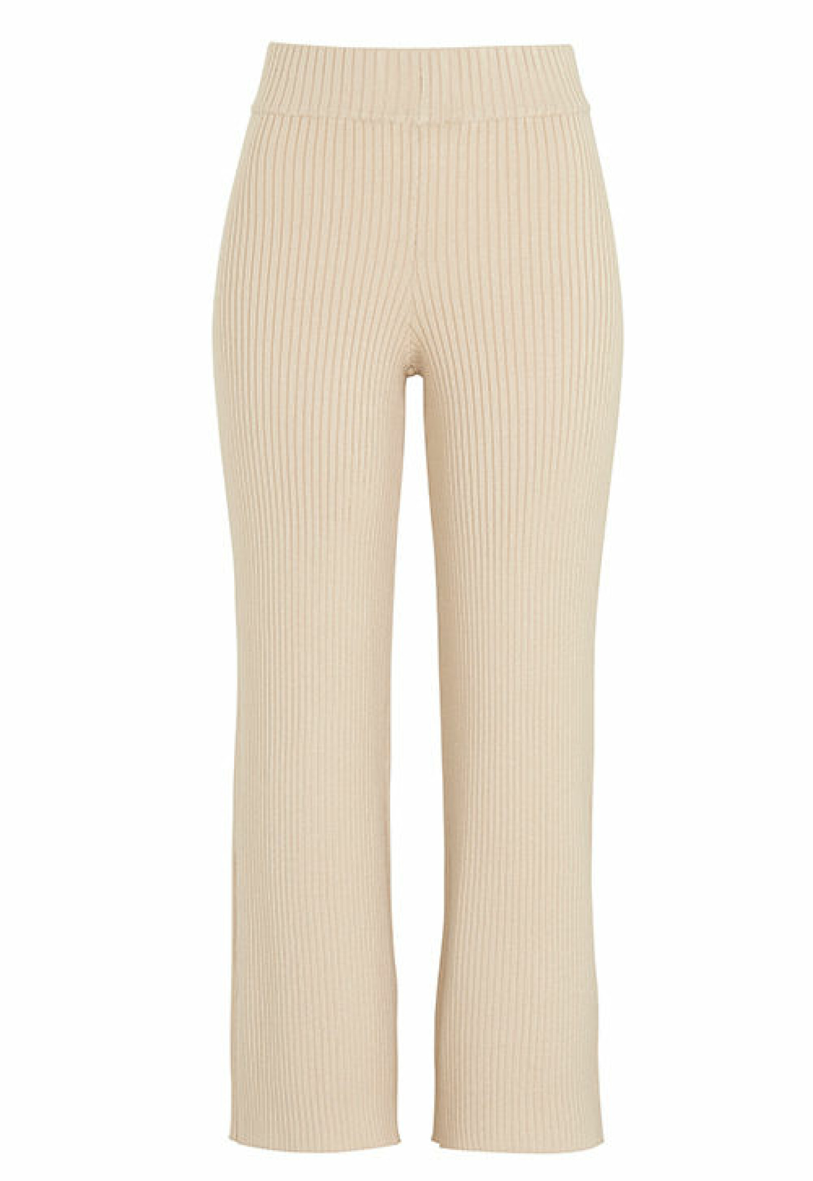 Beige stickade byxor från Bubbleroom