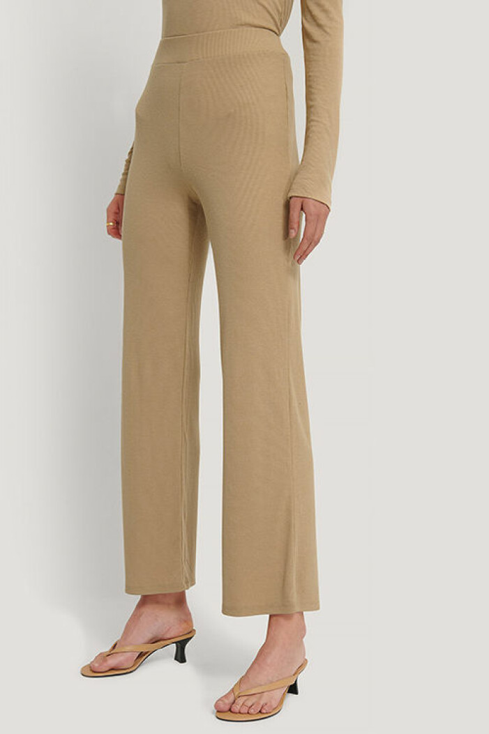 Beige stickade byxor från Na-kd