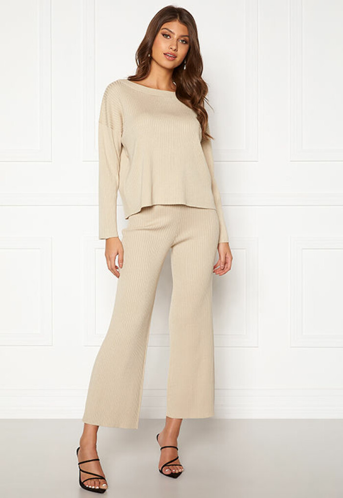 Beige stickat set från Bubbleroom