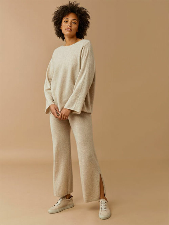Beige stickat set i kashmir från Soft Goat