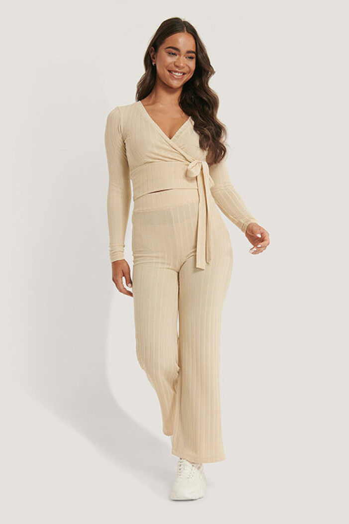 Beige stickat set med omlottopp från Na-kd