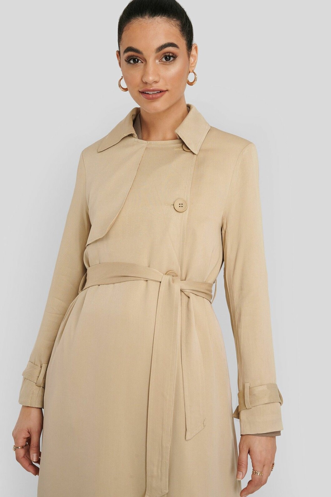 Beige trenchcoat för dam till våren 2020